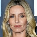 Annabelle Wallis als Hani's Girlfriend in Bar