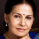 Suhasini Mulay als Dr. Malhotra (Raj's mother)