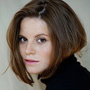 Muriel Bielenberg als Adriana Postelnico, die Pantomimin