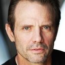 Michael Biehn als Agent Walker