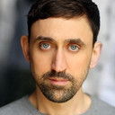 Joseph Macnab als Receptionist