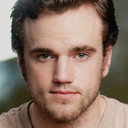 Liam Head als Howard Donald