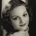 Lucie Kaye als Joan Frost