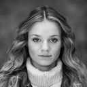 Sophie Wright als Valeria