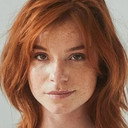 Luca Hollestelle als Laura