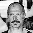 Simon Hatzl als Gerhard