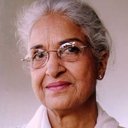 Kamini Kaushal als Rohan and Vivaan's grandmother