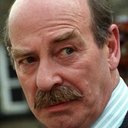 Denis Lill als Doctor Holmes