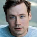 David Kross als Moustached Man