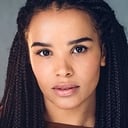 Zoë Robins als Nynaeve al'Meara
