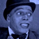 Marshall Rogers als Speakeasy Proprietor