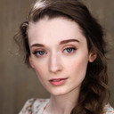 Naomi Castellano als Liz Mortimer