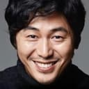Bae Yong-geun als Investigator