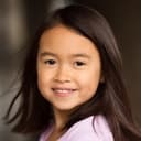 Riley Chung als Emily