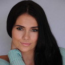 Katie Beresford als Sarah