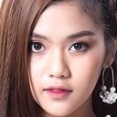 Tanya R-Siam als Bow