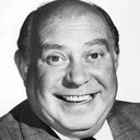 Joe Besser als Dog Catcher (uncredited)