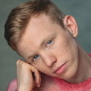 Harry Evans als Violet