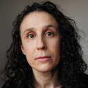 Leah Marks als Narrator