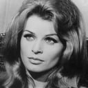 Senta Berger als Court Lady