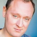 Kevin Dennis als Background