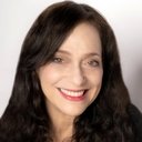 Betsy Hammer als Funeral Singer