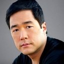 Tim Kang als Agent Alec Wong