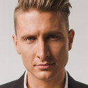 Karl-Erik Taukar als Self - Host