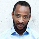 Romaine Waite als Winston Sams