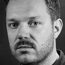 Jonas Delerud als Journalist Erlend Johansson