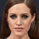 Carly Chaikin als Kat Zaro