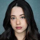 Emily Costtrici als Izzy