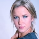 Jessy Schram als Julia Miller
