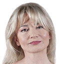 Eva Alikaj als Elsa