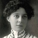 Dorothy Bernard als The Woman