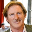 Adrian Dunbar als Lennon Mayhew