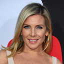 June Diane Raphael als Ann
