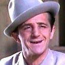 Charley Foy als Arnold Roach