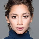 Julia Mayorga als Lee English