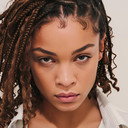 Yowa-Angélys Tshikaya als Lola