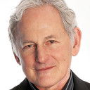 Victor Garber als King Maximillian