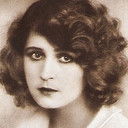 Xenia Desni als Lady Teodora