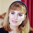 Gabriela Goldsmith als Flirting Woman at Outdoor Café