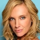 Toni Collette als Sarah Engel