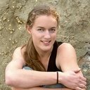 Caroline Adams als Kim (Archaeologist #1)