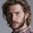 Greyston Holt als Riley Haskell