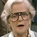 Daphne Oxenford als Lady In Garden (uncredited)
