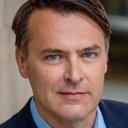 Bryan J. McHale als Bank Manager