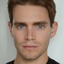Andrew Burnap als Norman