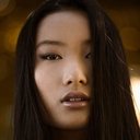 Tiffany Zhou als Feng